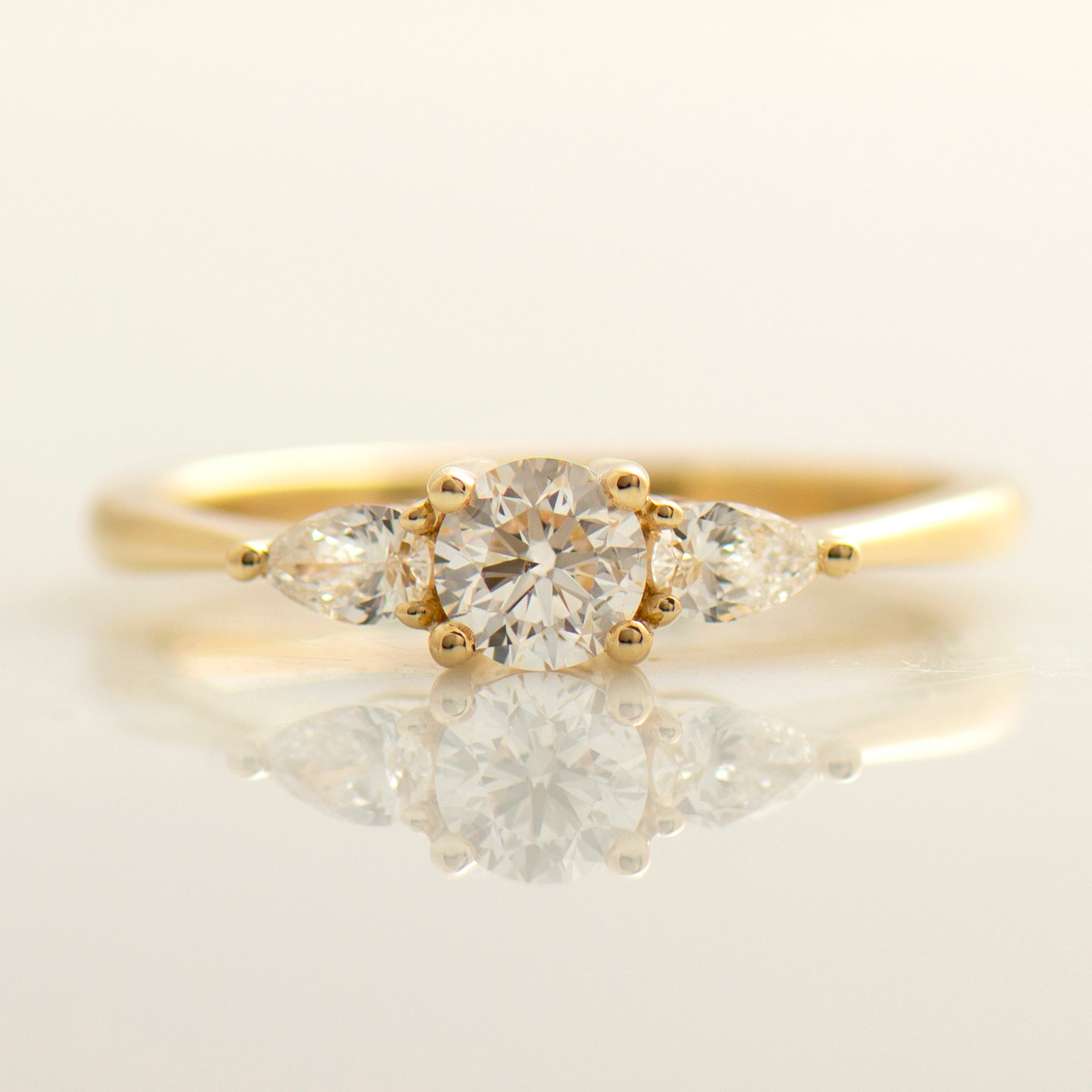 Round & pears Ring - 0.3ct / 0.4ct Center