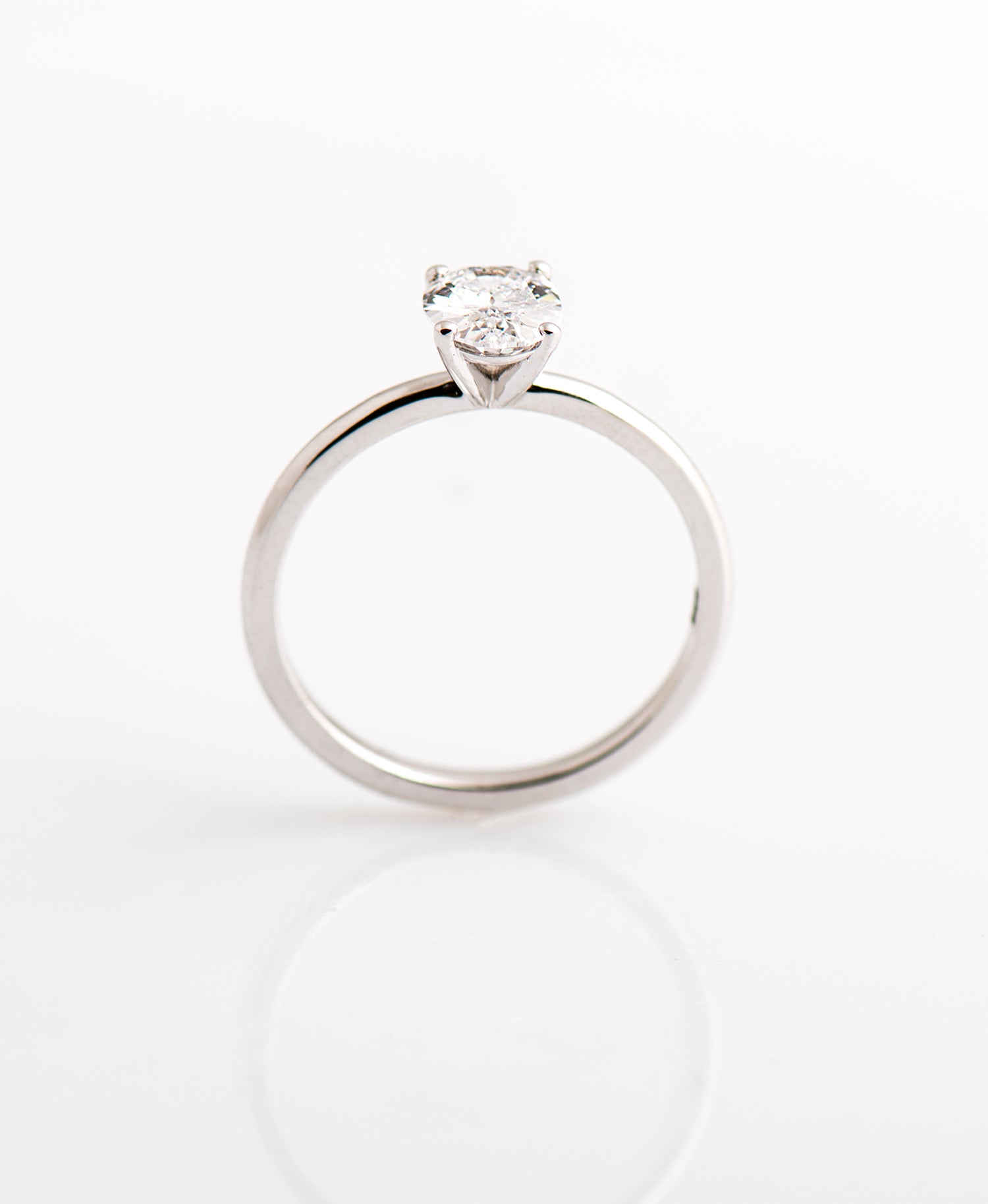 The Oval Solitaire - Round Prongs