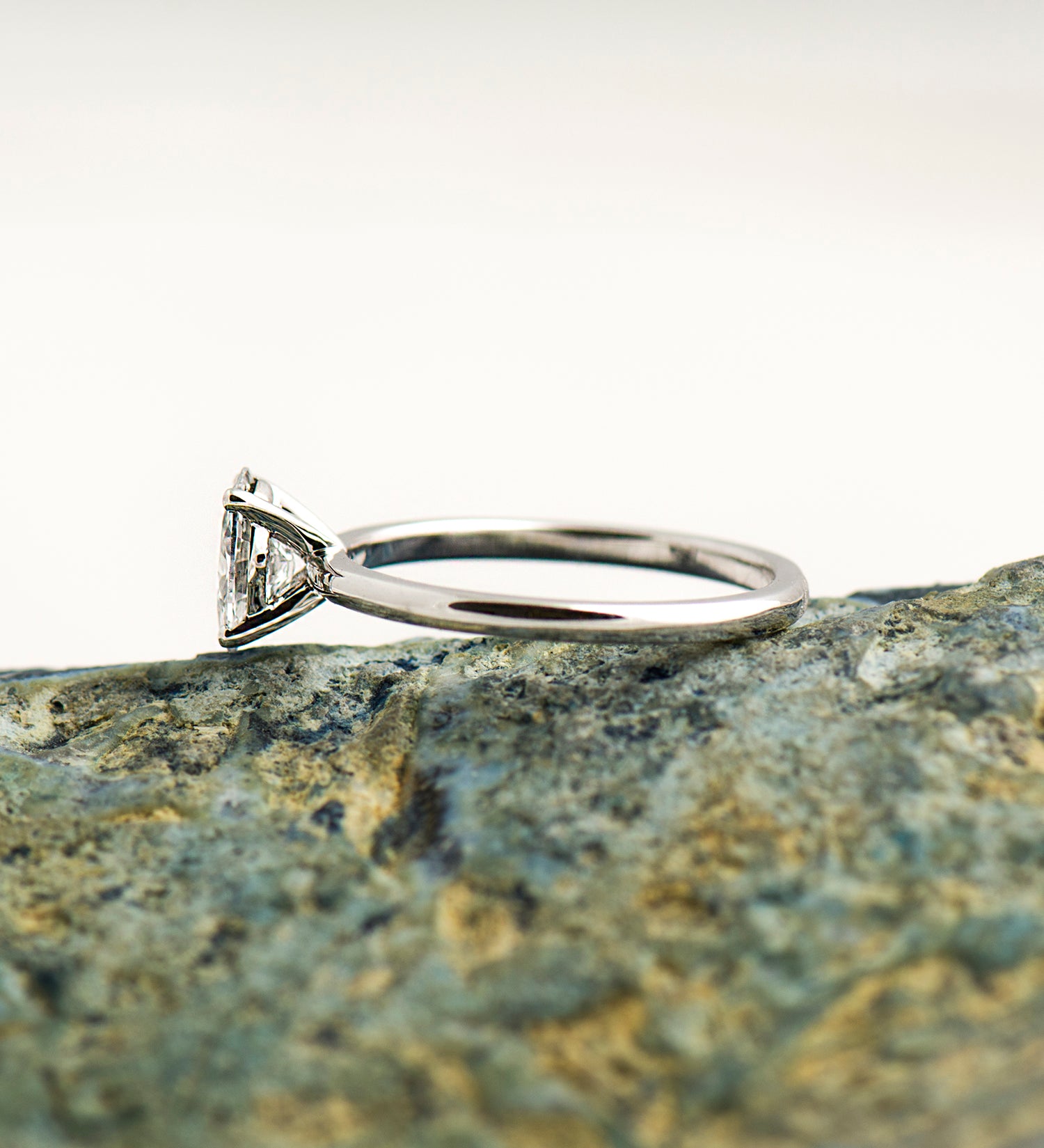 The Oval Solitaire - Round Prongs