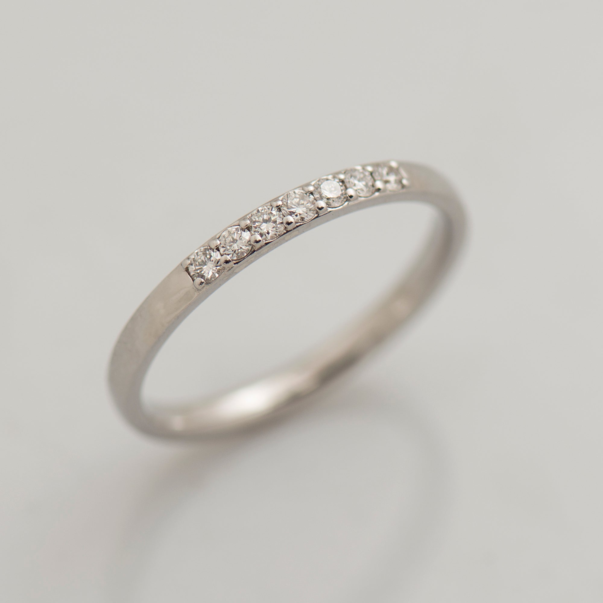 2 mm 7 Diamonds Ring
