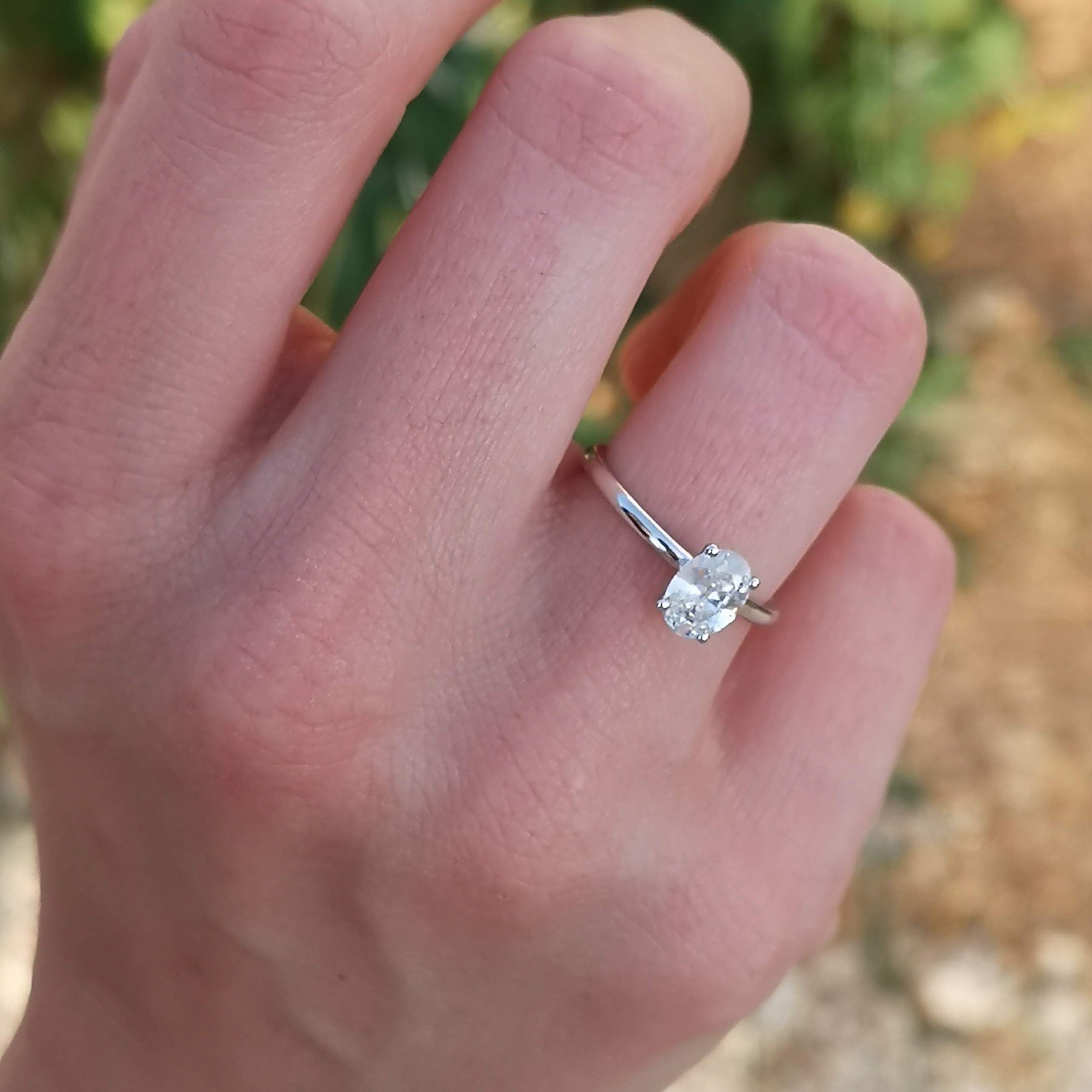 The Oval Solitaire - Round Prongs