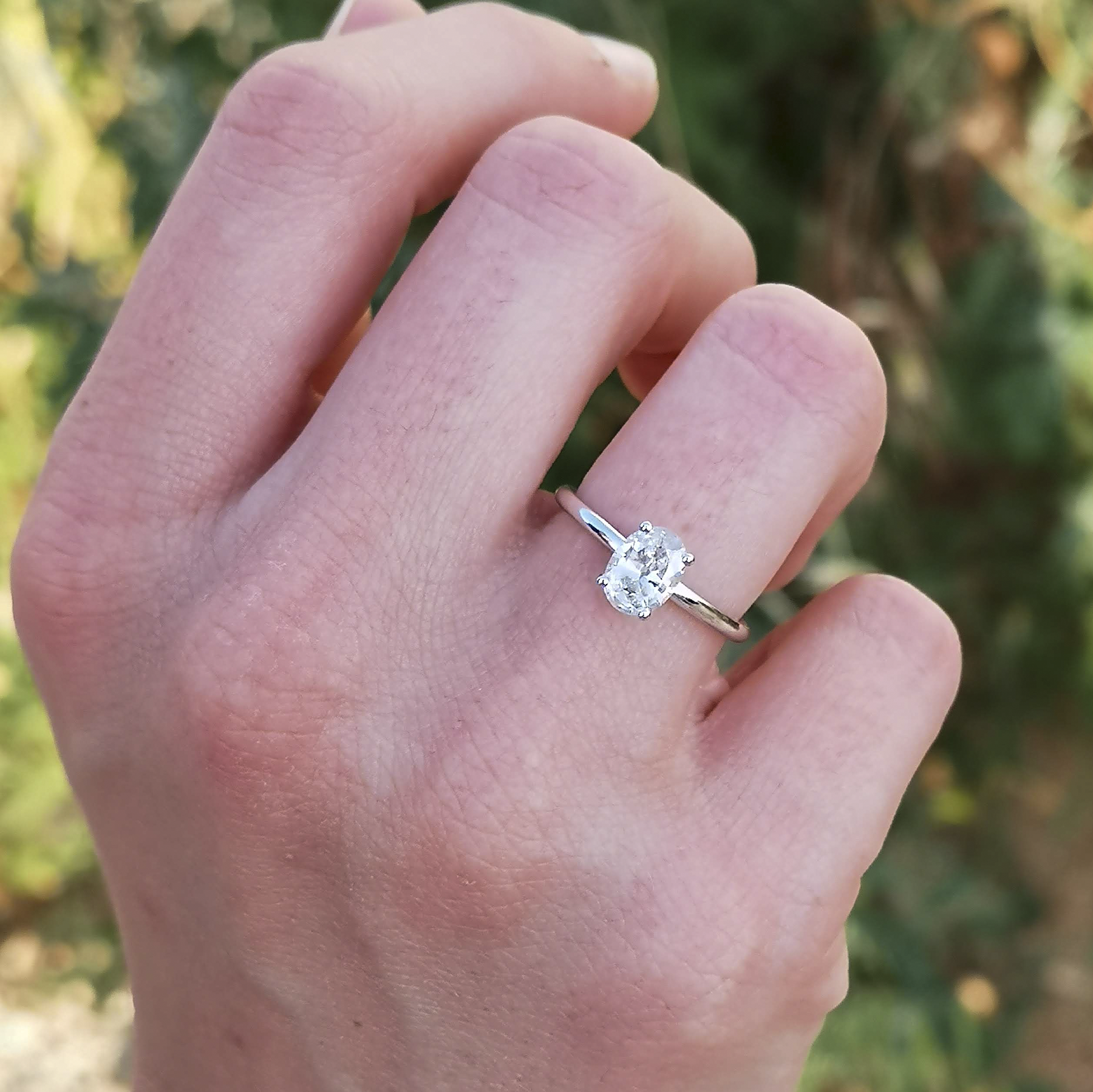 The Oval Solitaire - Round Prongs