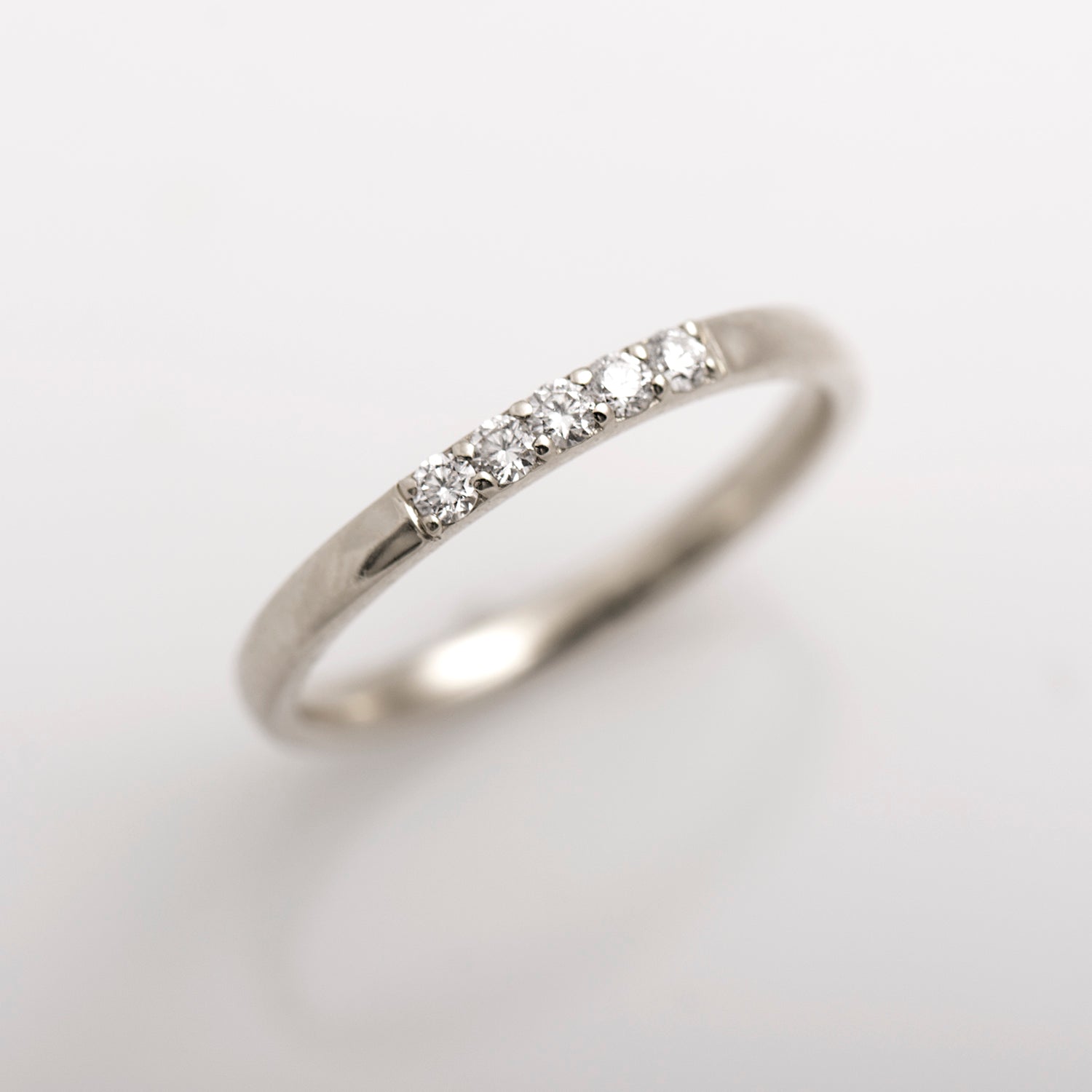 2 mm 5 Diamonds Ring