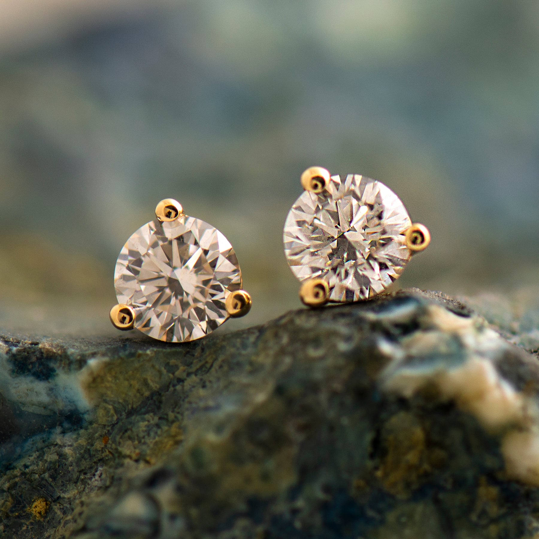 Round Studs With Prongs