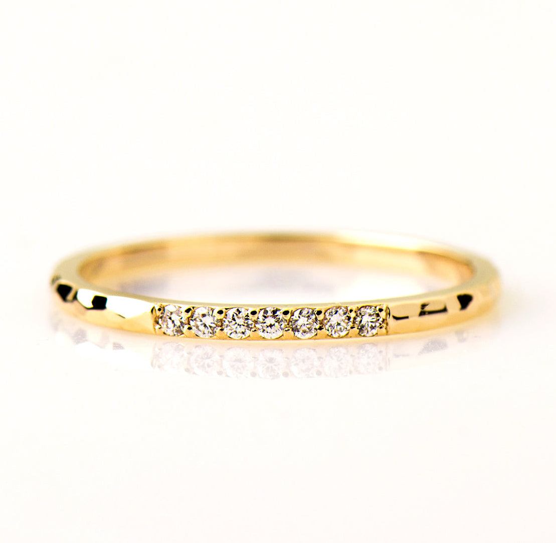 1.5 mm Hammered 7 Diamonds Ring