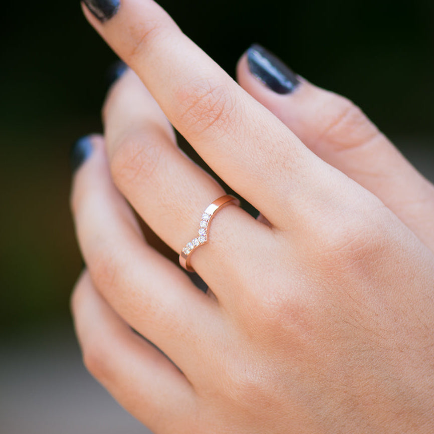 Medium Wide V Shape 7 Diamonds Ring - 14K Rose Gold