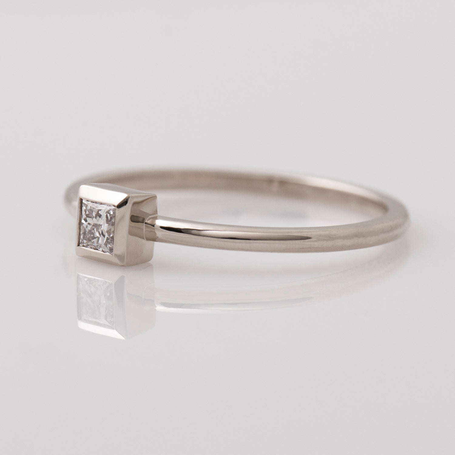 Bezel Princess diamond ring