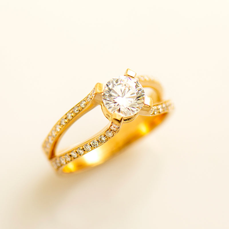 Oval Split Shank Pavé Engagement Ring - Spence Diamonds