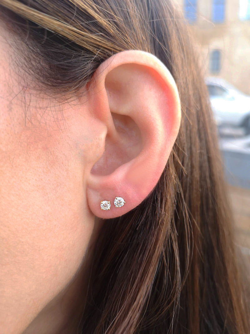 Round Studs With Prongs
